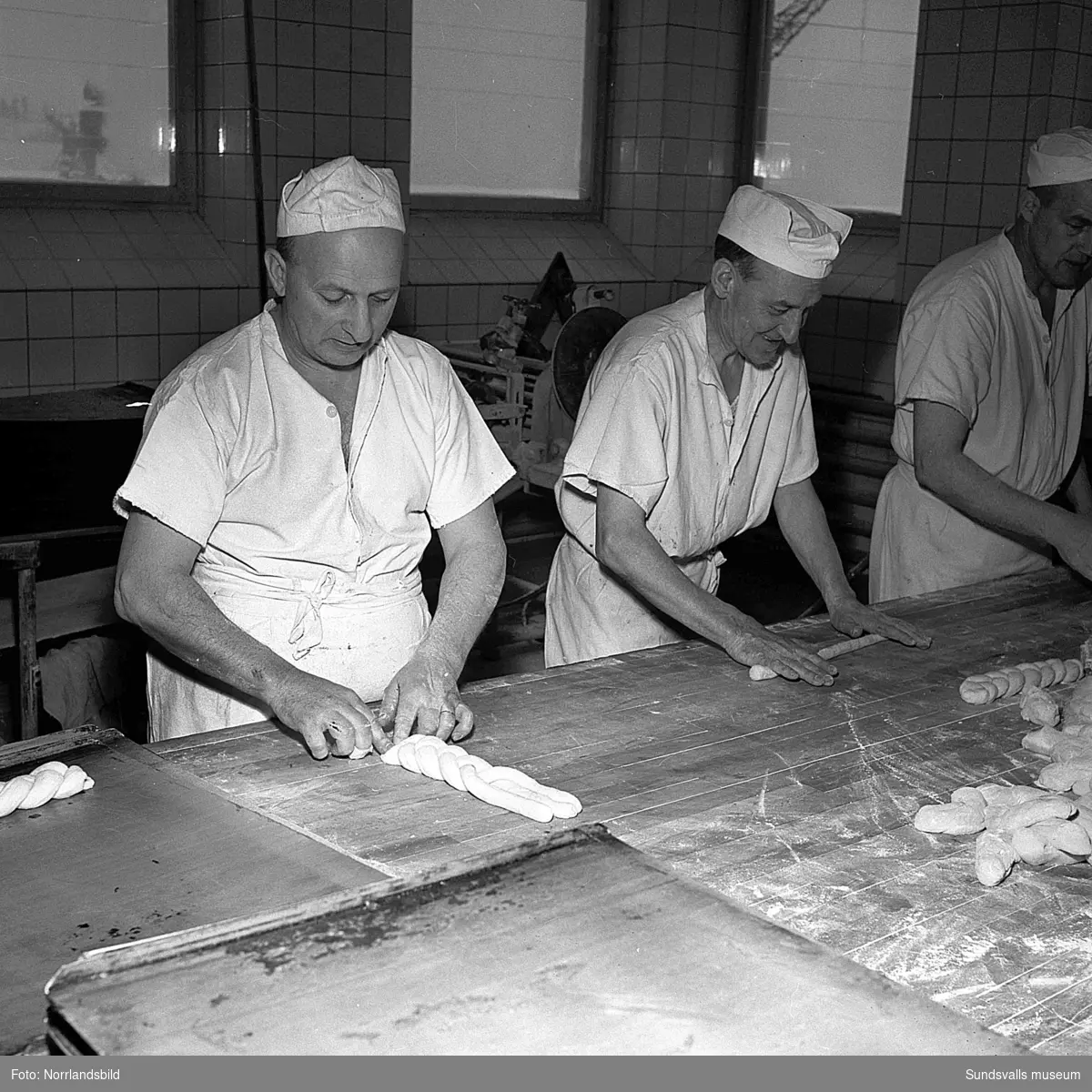 En stor serie bilder från verksamheten på Kps bageri och charkuterifabrik vid Landsvägsallén för ett reportage i "Vår Tidning".