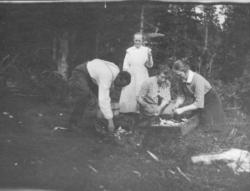 Tre kvinner og en mann i skogen.