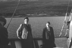 To kvinner og en mann fotografert ombord på en båt. Helt til