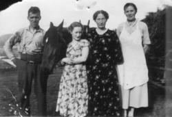 Fire pers. og en hest. fra v.: Eivind Oldervik, ?, Råde, ?, 