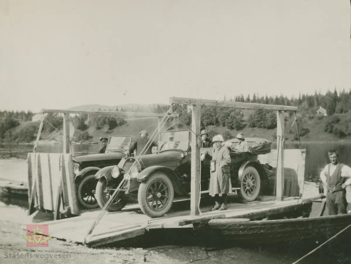 Album fra 1918-1934, "Snebrøyting." I følge merking: " Automobilferge over Namsen ved Nes i Harran. Juli 1925." Sannsynligvis en fergemann til høyre på bildet.