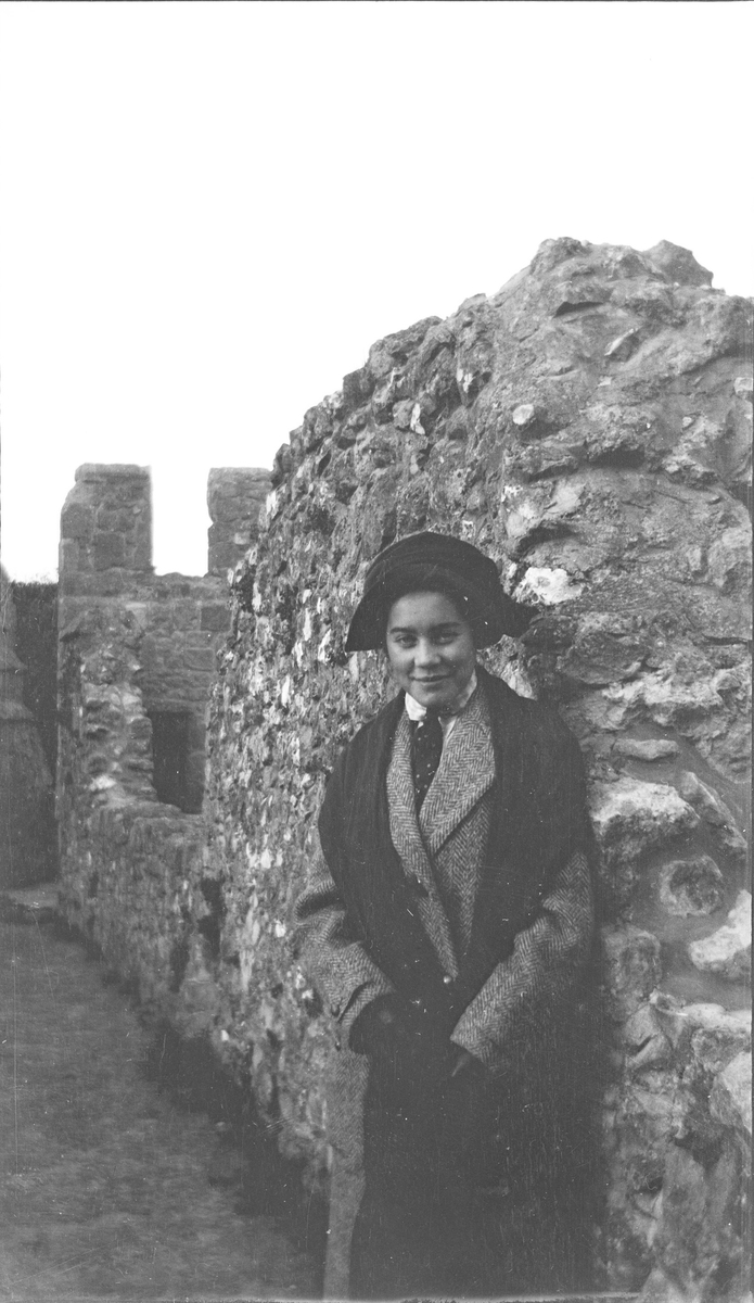 Celina Mathiesen står ved en murvegg inne på området til Carisbrooke Castle.