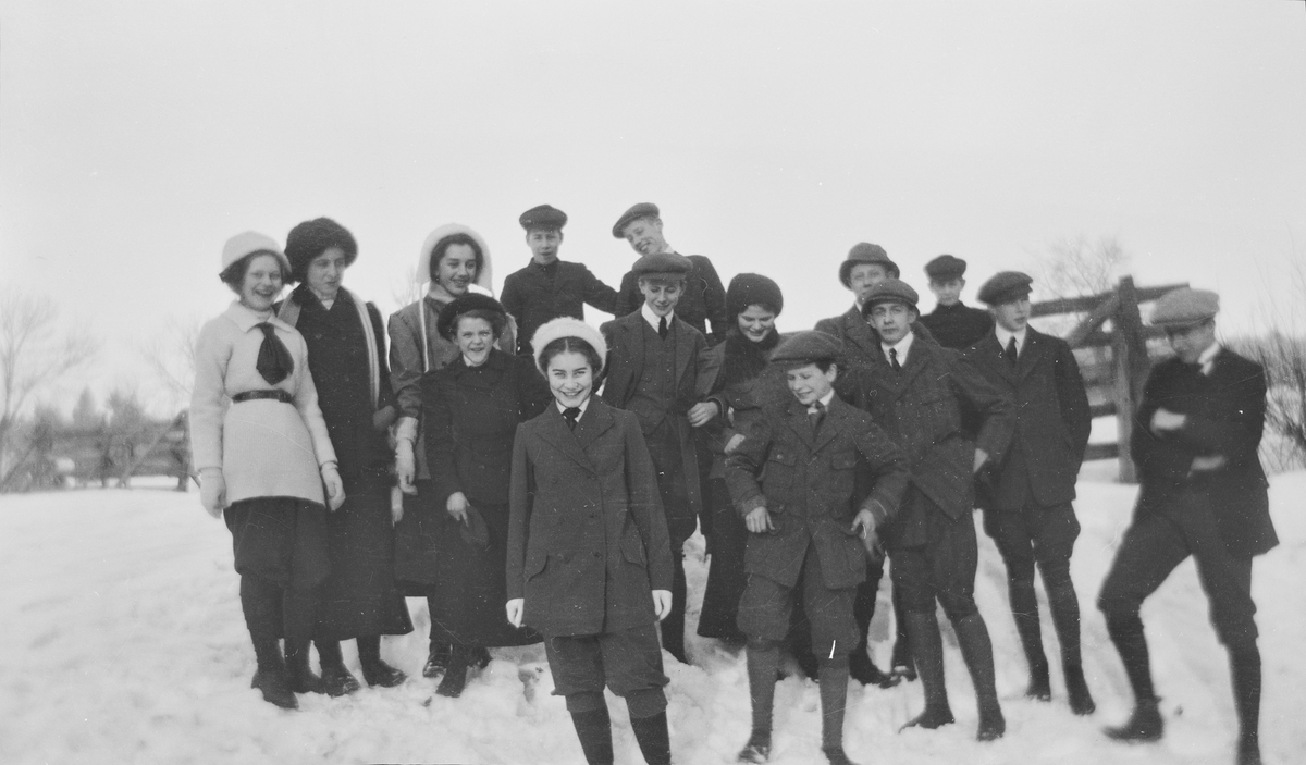 En flokk med, for det meste ungdommer, poserer i en snødekket skråning. Celina Mathiesen står foran gruppen.