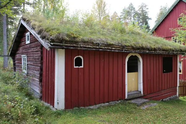 Veslestu-Berger, Nedre Berger, Åmot. En liten enetasjes stue, med rød svalegang.