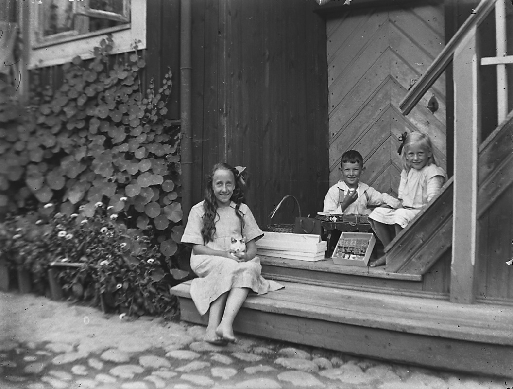 Bostadshus, tre barn framför huset.
Till vänster Kerstin Pettersson (givarens faster).