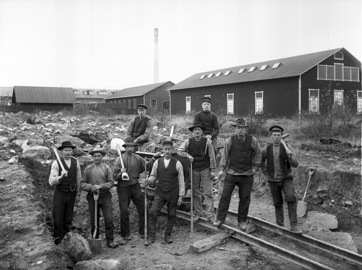 Alnängarna Örebro, C.V.(Centralverkstäderna S.J.), nybygge.
Wallins arbetslag, 9 byggnadsarbetare.
4 fabriksbyggnader.