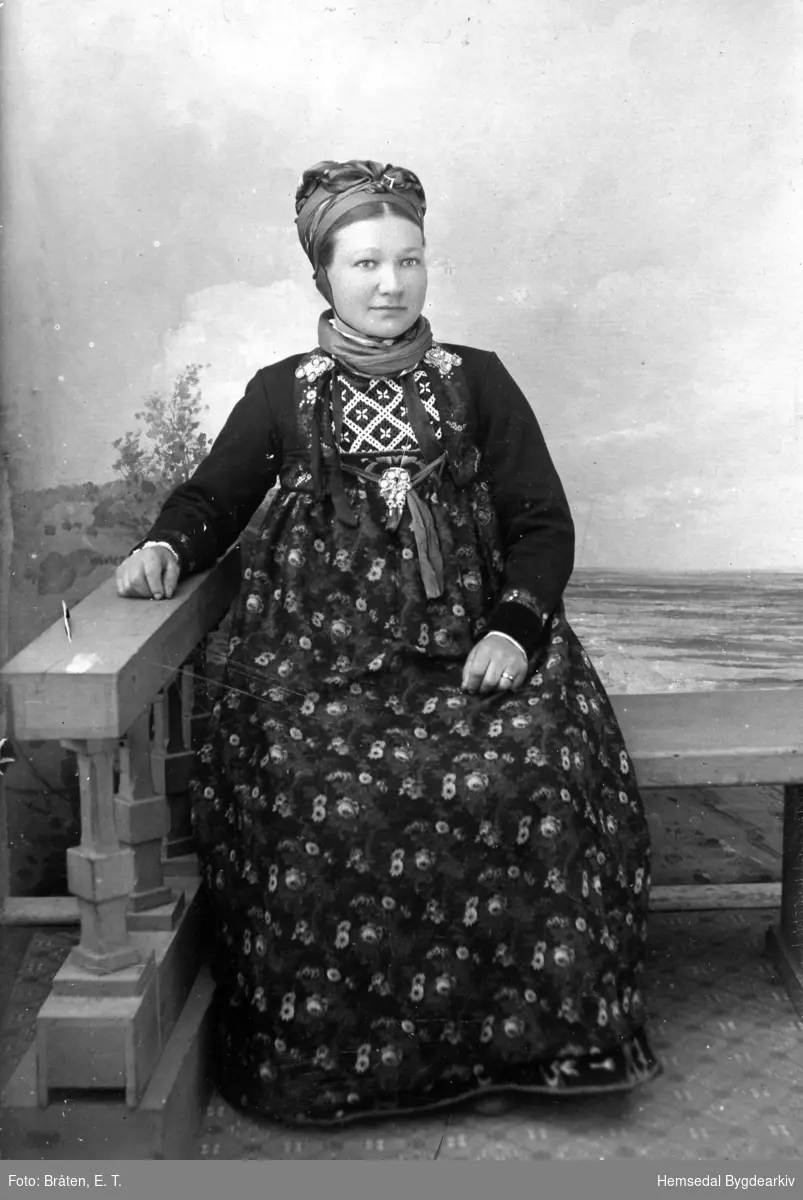 Birgit O. Flaget (1866-1943). Ugift. Budde på Sanden, 67.13, i Trøym i Hemsedal.