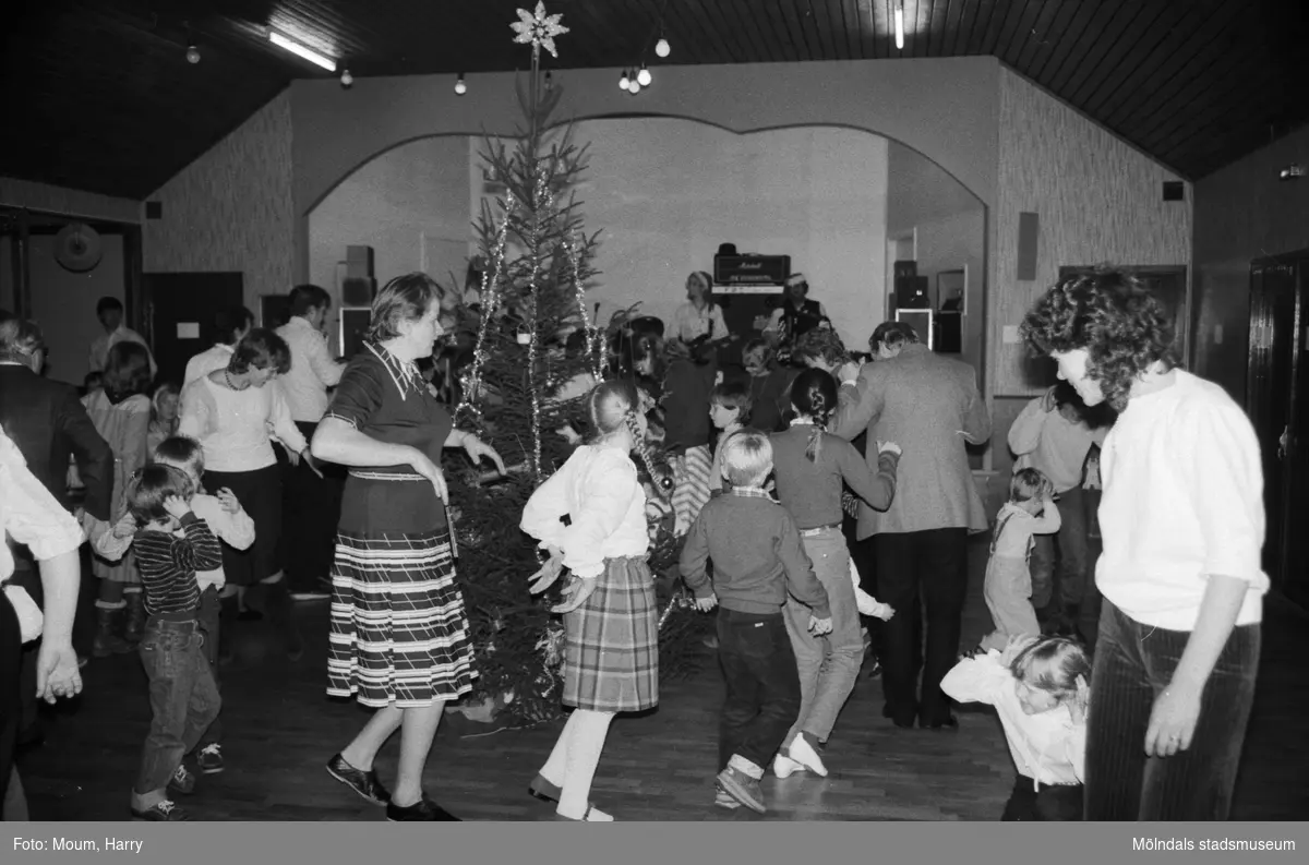 Lindome hembygdsgilles julgille på Hällesåkersgården i Lindome, år 1984. Dans kring granen.

För mer information om bilden se under tilläggsinformation.