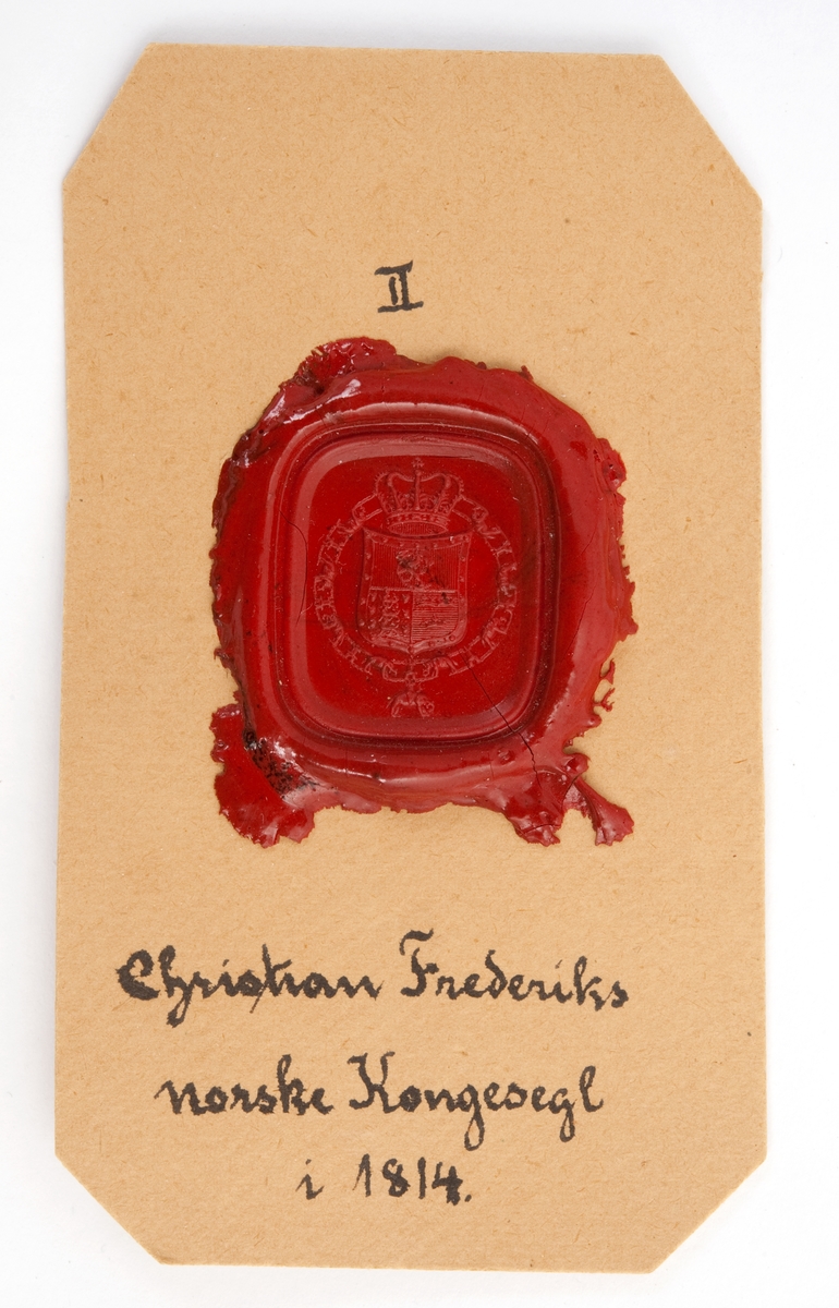 Tre avtrykk av Christian Frederiks norske kongesegl i 1814, i rød lakk på papp.
