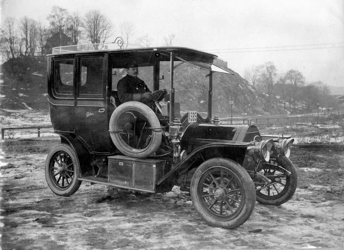 En av Halmstads första taxibilar. Firma "Halmstad Taxi" startades 1910 av Thure Bäckman som hade firman till 1913 då han flyttade till Stockholm. Gåva jan-88 av Lars Hermansson, Augustivägen 15, 30260 Halmstad, tel 135321.