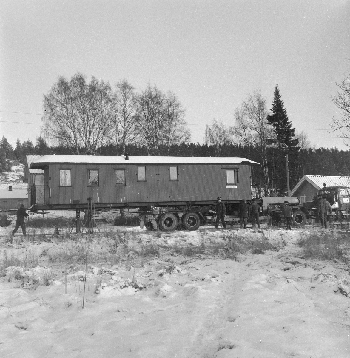 Urskog-Hølandsbanens personvogn CFo 5 klargjøres for transport fra Skulerud til Sørumsand.