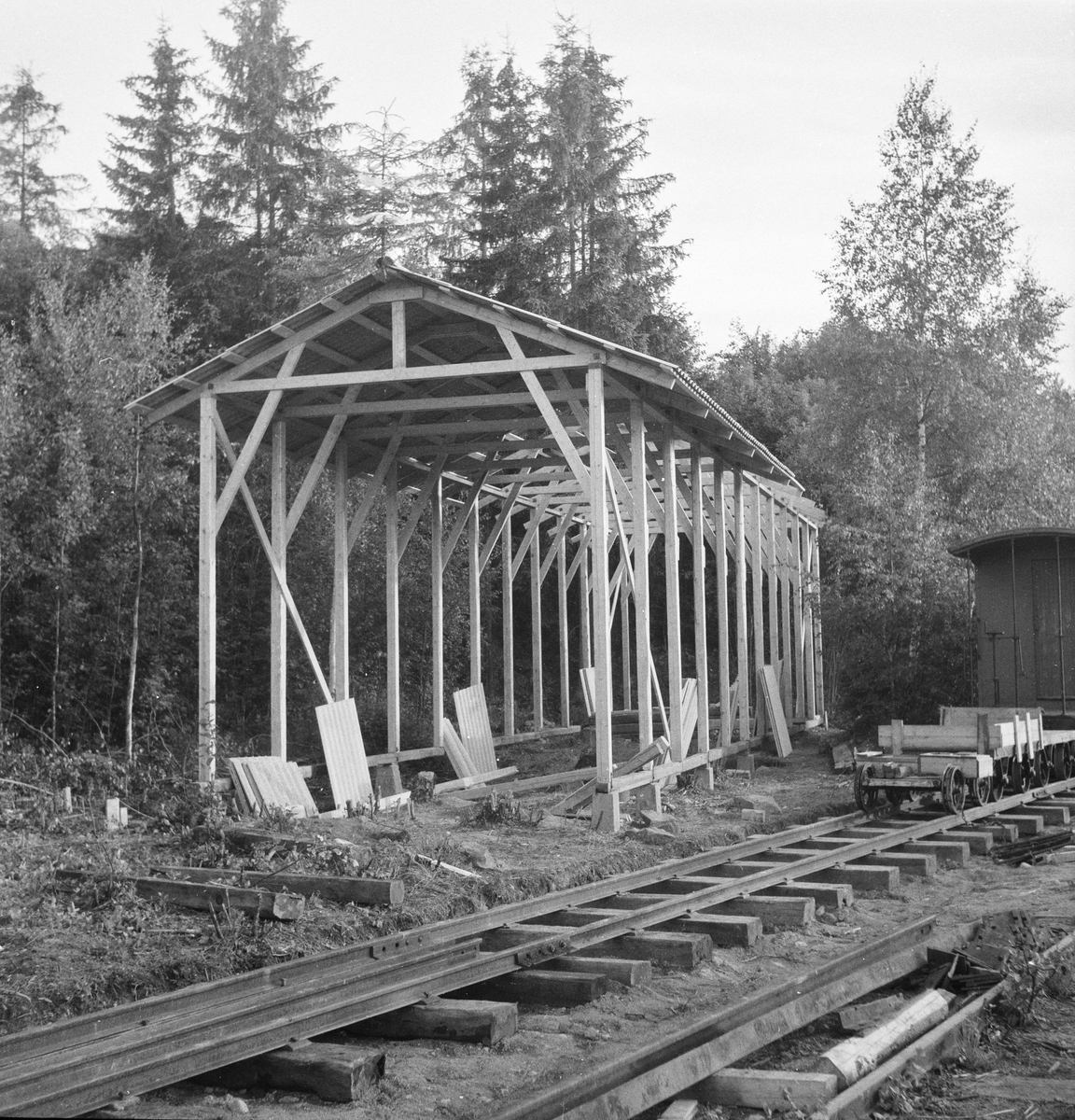 Bingsfoss var hovedbase for museumsbanen de første årene. Her er lokomotivstallen under oppføring.