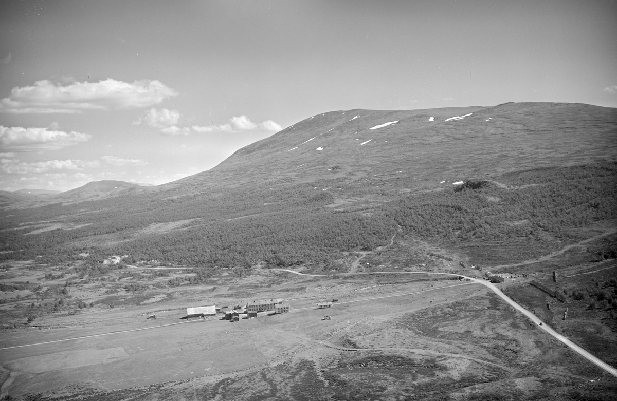 Fokstua, Dovre, 08.07.1952, fjellområde, fjellstue, veier, elv, fjell med snøflekker i bakgrunnen