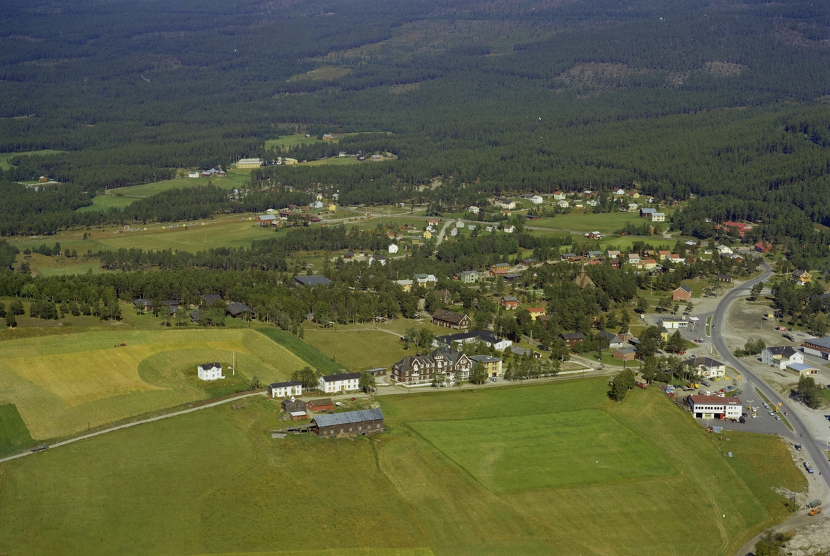 Flyfoto, tettsted med Dombås turisthotell midt i bildet, Dombås