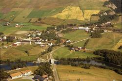 Flyfoto,tettstedet Dovre med Lågen i forgrunn, Dovre skole t