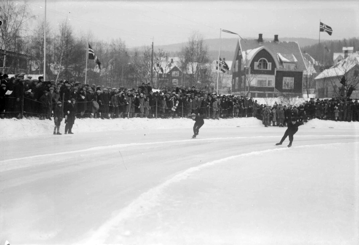 NM skøyter Lillehammer 1929. 
Bernt Evensen og Armand Carlsen i nordre sving.