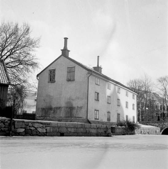 Arbetshuset den 31 januari 1937. Den isbelagda Svartån utbreder sig i förgrunden. I bakgrunden framträder Karolinska skolan och till höger skymtar man Kanslibron.