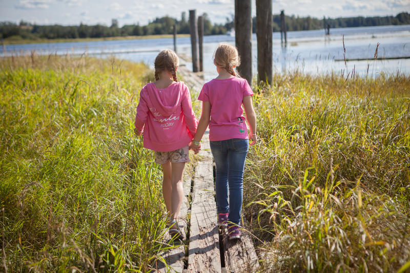 Foto av to jenter som går på flåteganger