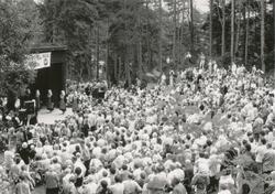 En stor folkemengde underholdes av tyrkiske folkedansere på 