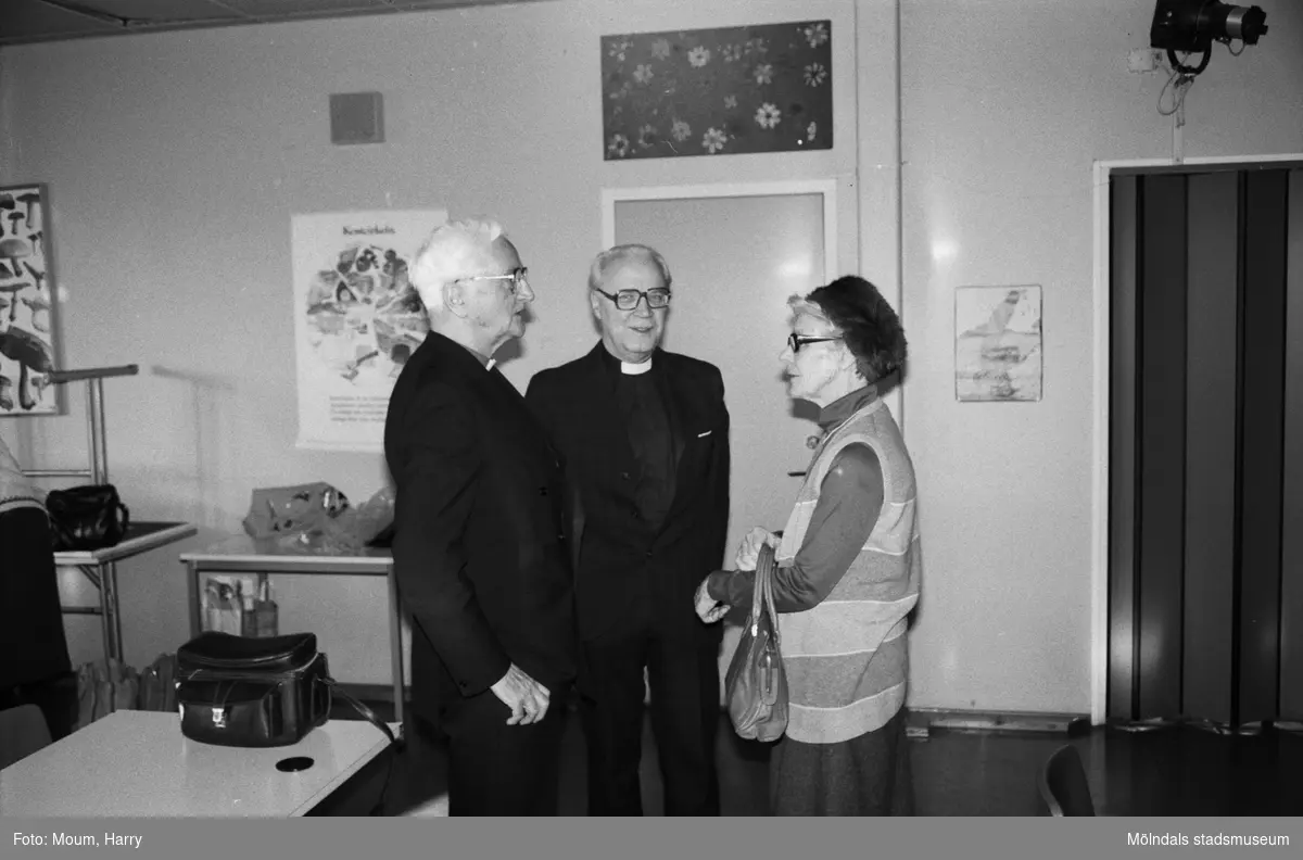 Gudstjänst i Rävekärrsskolan i samband med att man tar första spadtaget till Fågelbergskyrkan i Rävekärr, år 1984.

För mer information om bilden se under tilläggsinformation.