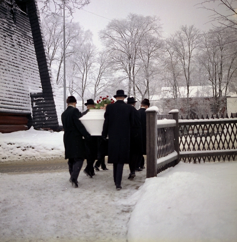 Begravning i Ljusnarsbergs kyrka, män som bär likkistan ut från kyrkan.
Greger, Rällså.