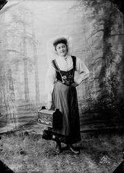 Portrett av ukjent kvinne i bunad, 1907.
