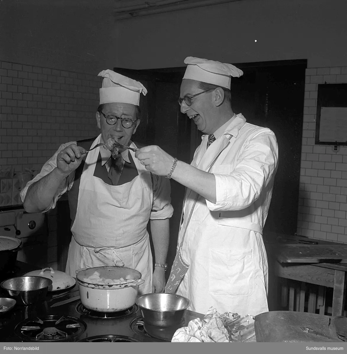 Ett gäng glada män på kurs i matlagning och bakning.