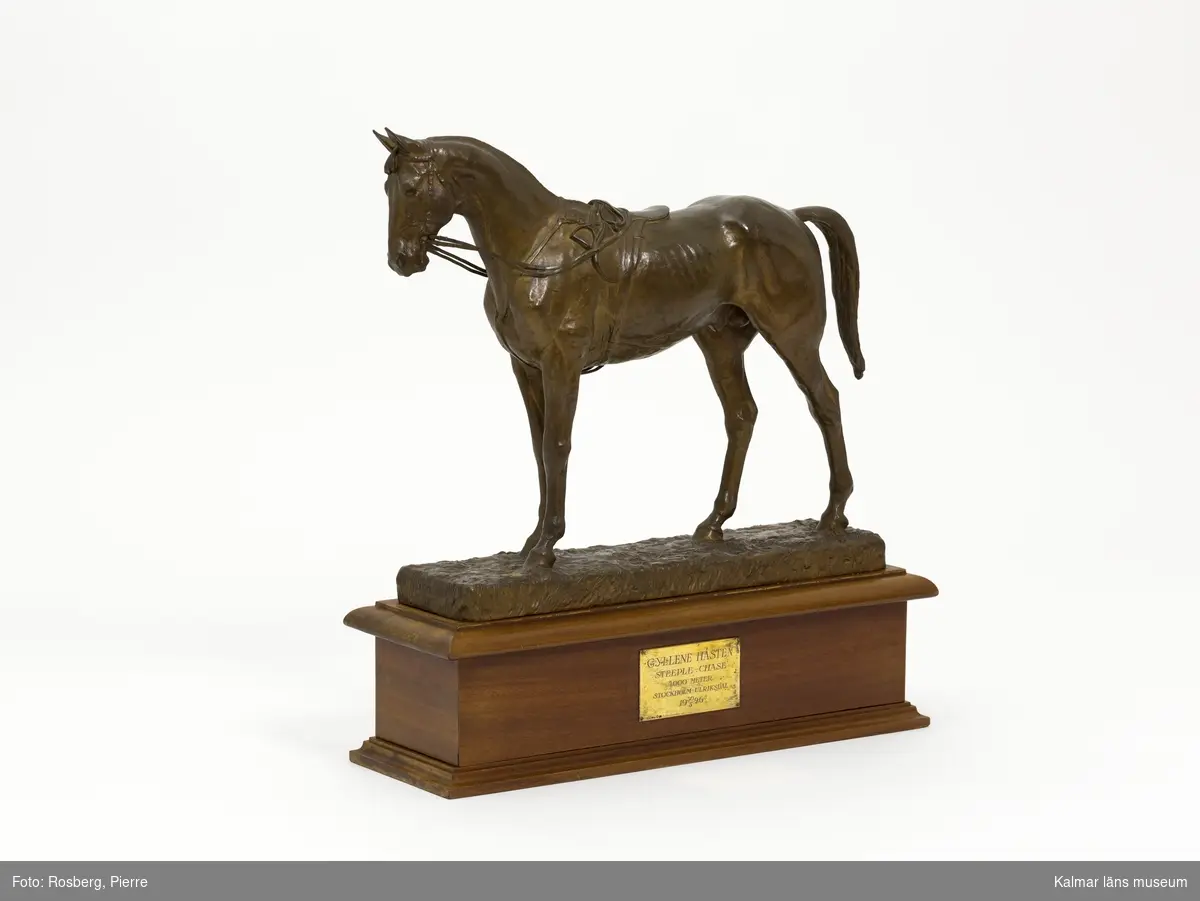 En skulptur i form av en sadlad och tränsad häst.