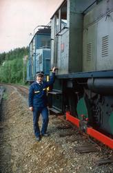 Lokomotivfører Erik Borgersen ved siden av Ruston-dieselloko