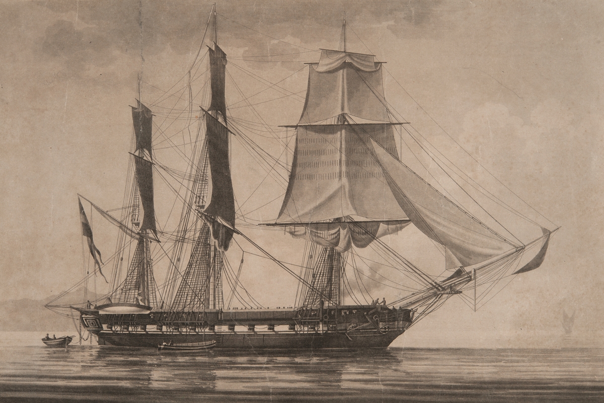 Gravyr under glas, i passepartout, fregatt (1824) sedd mot styrbords sida, i stiltje, tretungad unionsflagga med andreaskors under gaffeln.

Ram: Mahogny