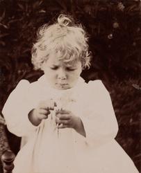 Tinken Mathiesen studerer en blomst.