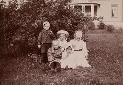 Fem barn leker i hagen.  Fra venstre: Mogens Christensen, Mi