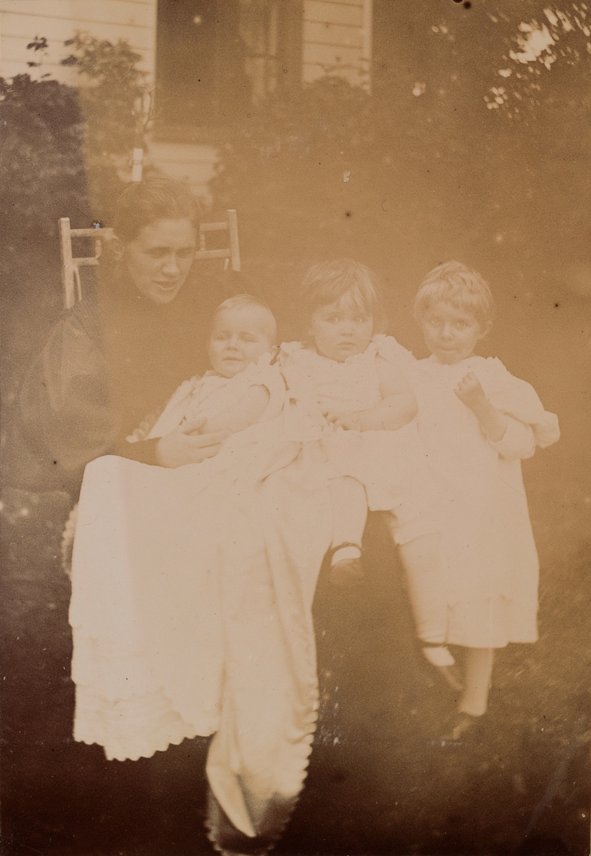 Erikka Kiær Mathiesen med Erica, Eva og Tinken Mathiesen. - Museene i ...