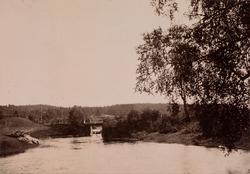 En bru over en liten elv.