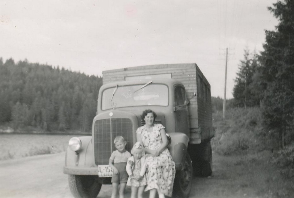 Klara Egeland og barna, Ivar Egeland lengst til venstre og Solvor Egeland poserer framfor "bobilen" i 1958. Lastebilen med hus på er ein Mercedes 3500 1952 mod.