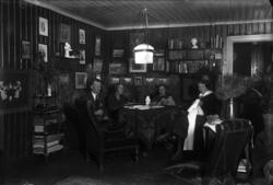 Fotsamling etter Hans Tveito. Hjemme hos Hans og Kristiane T