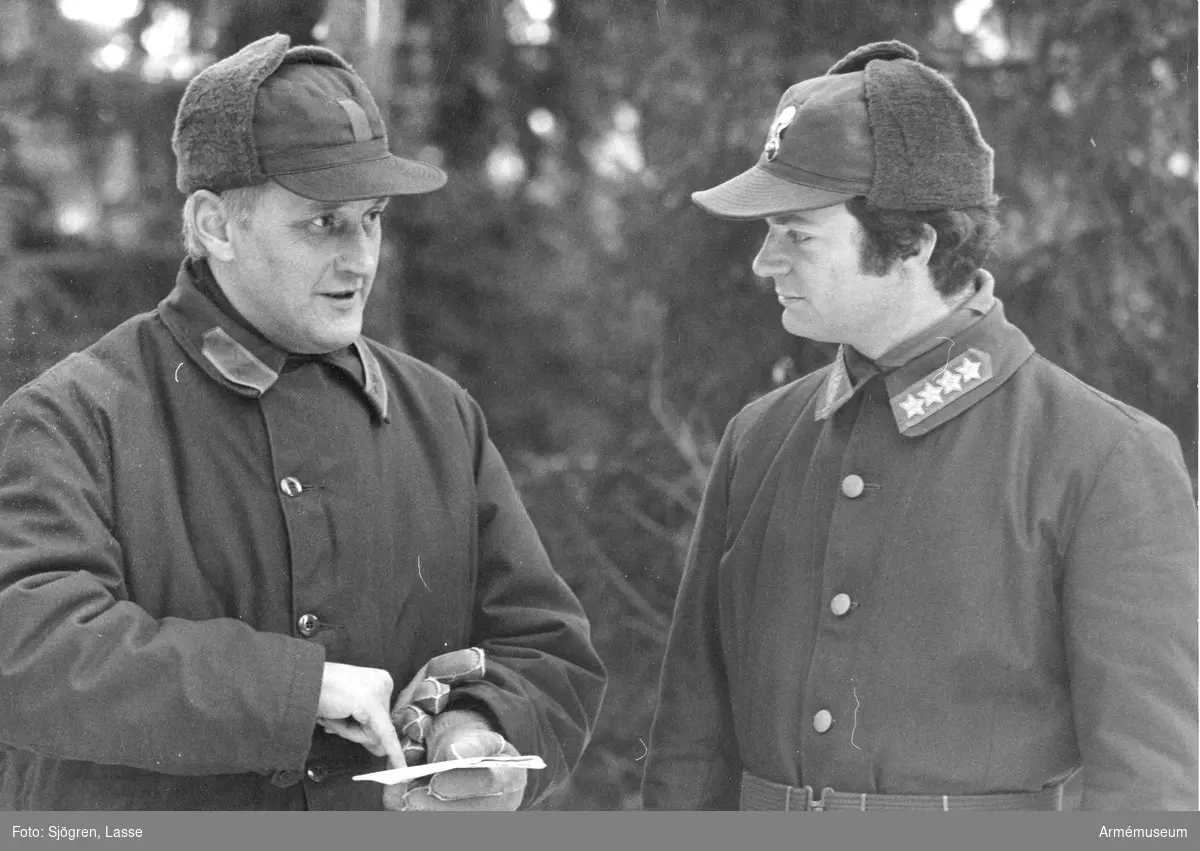 Officer undervisar dåvarande kronprinsen, senare Kung Karl XVI Gustaf. ute i skogsterräng.