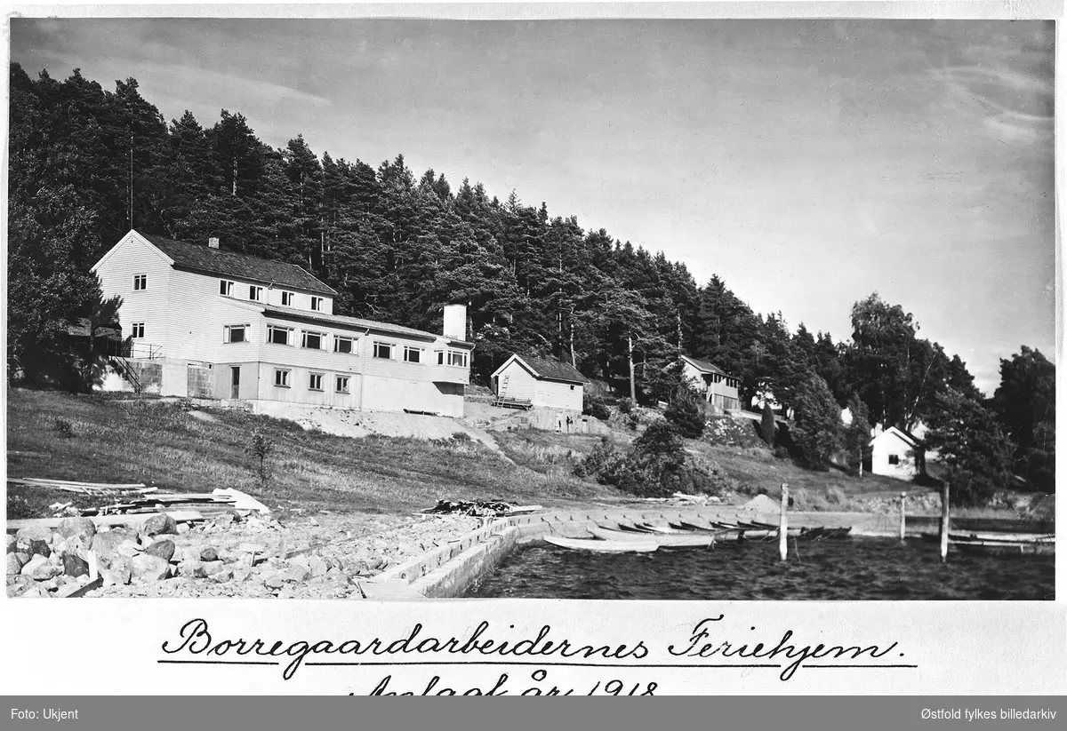 Borregaardarbeidernes Feriehjem anlagt 1918. 

Bilder fra fotoalbum (23 x 25 cm) Nordisk kolonihagekongress i Sarpsborg 24-27. juni 1947.
Borregaard kolonihager anlagt på Opsund i 1925.