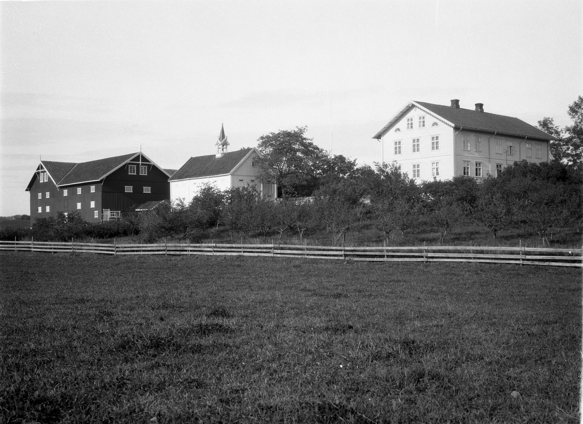 Gården Slagsvold, Kraby, Østre Toten. Fire bilder med bygningene sett fra litt ulike vinkler.