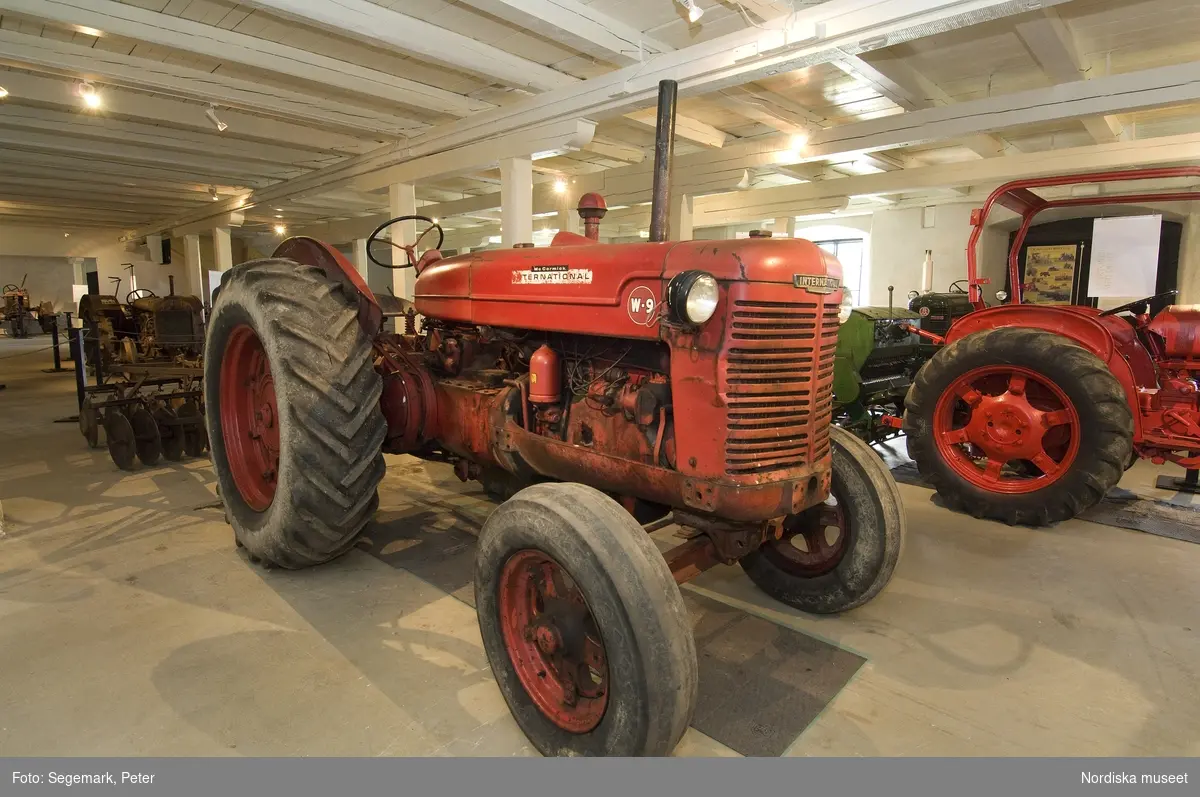 Traktorutställning, "Traktorer med drag",  visning av traktorer , arbetsmaskiner och redskap tillverkade 1917-1950, Julita gård, Sommaren 2009. 