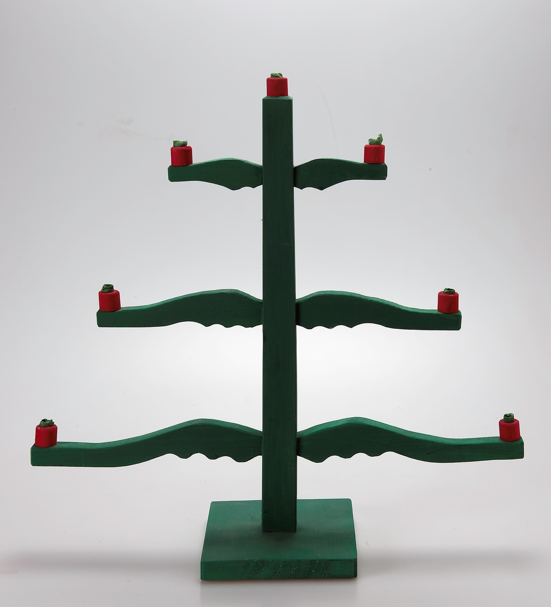 6 Armat julträd tillverkat i trä Mittstolpe och armar målat i svart ,ljushållare 7 st målat i rött med metallhållare inuti