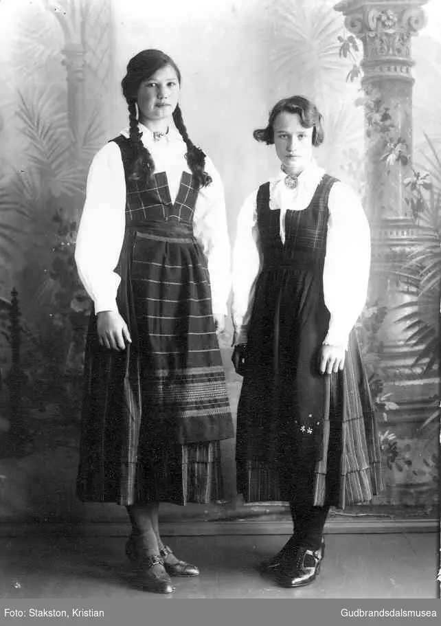 F.v.: Mari Prestjordshaug (f. 1924 g. Brandsar) og Mari Bismo (f. 1926 g. Jonsgard)