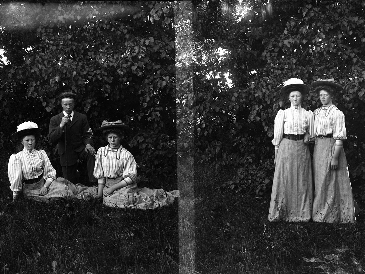 Två bilder på samma negativ. Gruppbild av två kvinnor och en man på det ena På det andra är kvinnorna ensamma. De är fotograferade utomhus. Syskongrupp i Brunared Karl Gustav. Från vänster Emilia Karlsdotter, Ragnar Karlsson och Emma Karlsdotter.