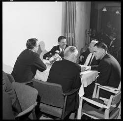 Jubilantfest for herrer. Fra kaffebordene.