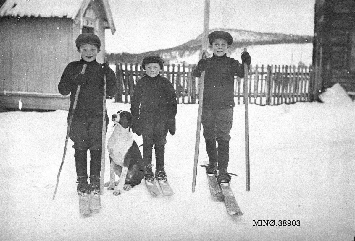Tre unge gutter klar for skitur