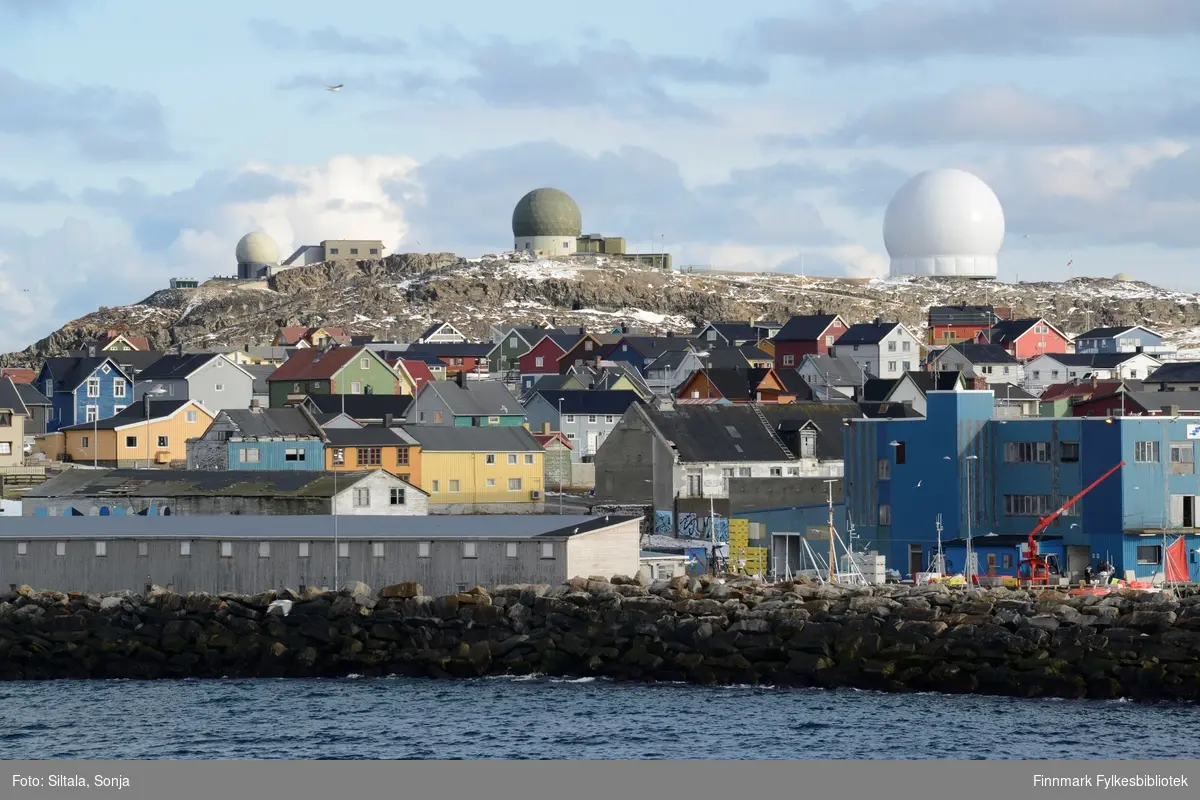 Bilde er tatt mot havna i Vardø fra Hurtigruten i april 2015. Vardø radar på Vårberget i bagrunn.