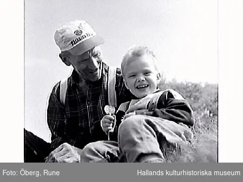 Grannen Gustav Morgan och Ingemar, komminister Starkes pojke, leker och blåser maskrosbollar.