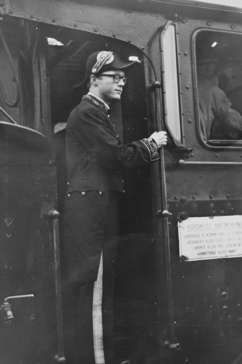 Olaf Wiegels ikledd en gammel generaldirektøruniform, ombord på damplokomotiv 18c 245 i A/L Hølandsbanens veterantog til Krøderen.