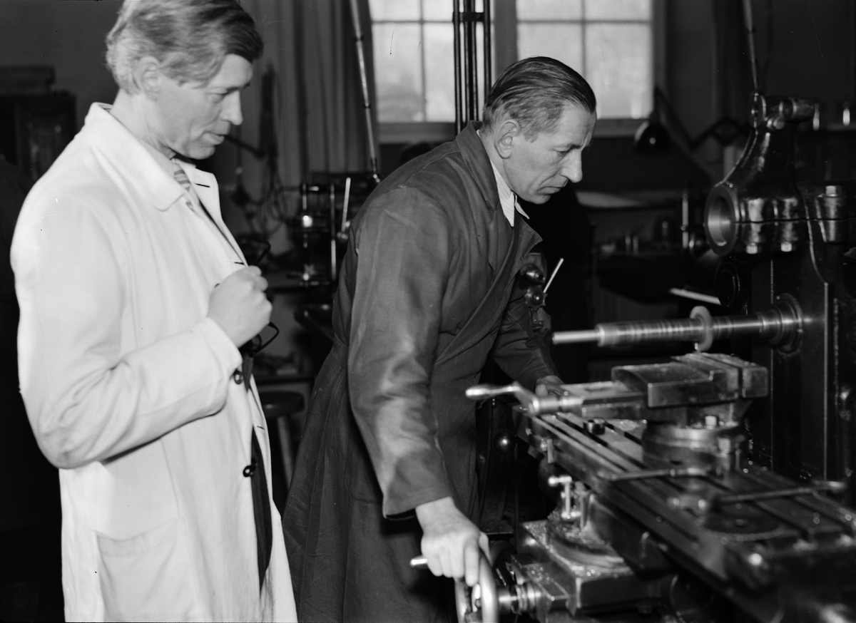 Professor The Svedberg och annan man i laboratorium, Uppsala 1943