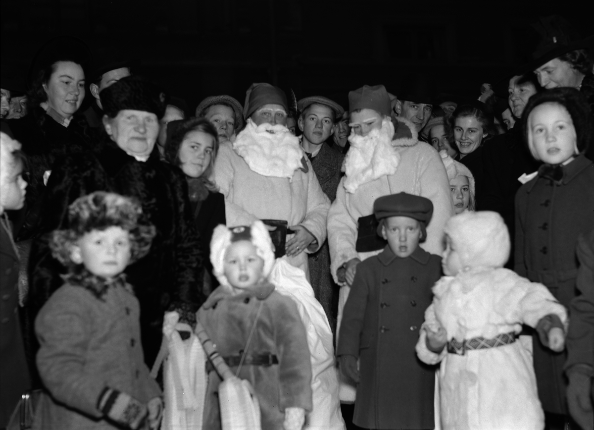 Julmarknad med tomte på Fyristorg, Uppsala 1945